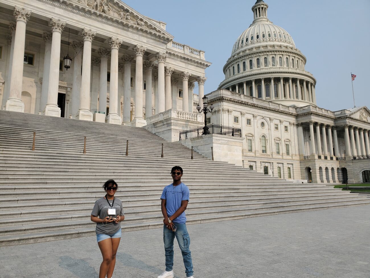 Two students stand in front of US capitol