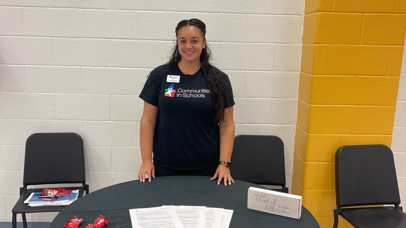 Student Supports Manager Jenellie at Freshman Club Fair